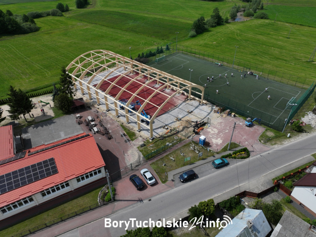 Trwa budowa zadaszenia nad Orlikiem w Lińsku. Są opóźnienia