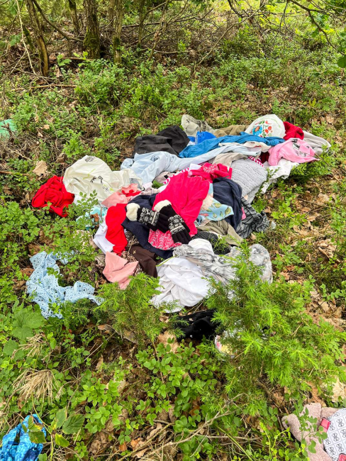 Śmieci w lesie. Ktoś wyrzucił ubrania i pampersy (FOTO)