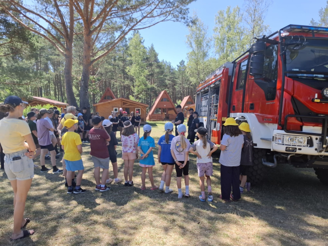 Strażacy odwiedzili harcerskie obozowisko w Białej – w trosce o bezpieczeństwo