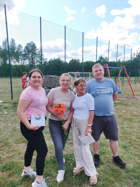 Mieszkańcy układali kostkę przed swoją świetlicą (FOTO)