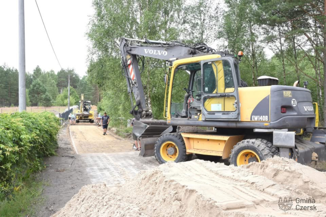 Utrudnienia na ul. Leśnej w Gutowcu – trwa układanie płyt yomb