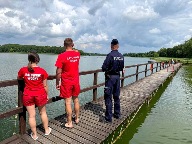 Policjanci i ratownicy wspólnie dbają o bezpieczeństwo nad wodą