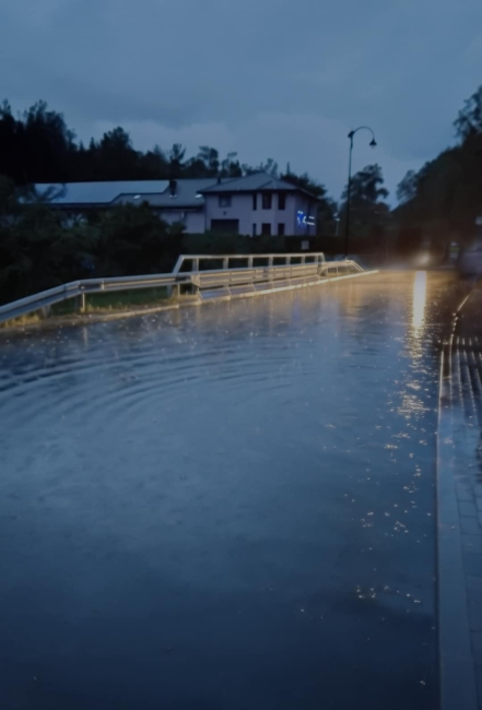 Nocne ulewy w regionie. Zalana ulica Podgórna w Śliwicach