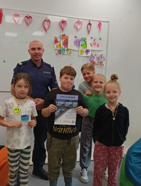 Dzielnicowy z Czerska spotkał się z seniorami i dziećmi w Centrum Reaktywacja