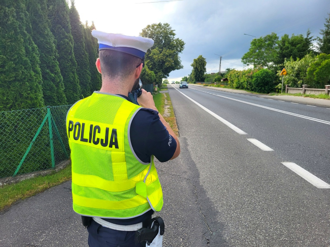 Aż 117 km/h w terenie zabudowanym. Kierowca stracił prawo jazdy i zapłaci wysoki mandat