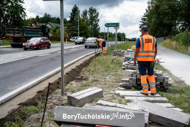Drogowcy wymieniają i wzmacniają krawężniki na DK22 i przekonują, że droga nie jest za wąska