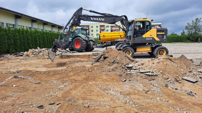 Nowe boisko przy ZSLiT. Ruszyły prace budowlane