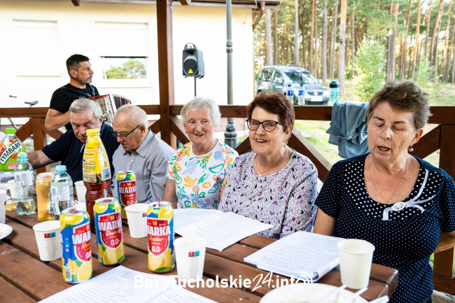 Seniorzy piknikowali nad jeziorem w Łobodzie (FOTO)