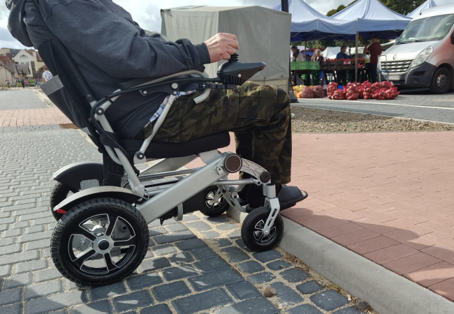 Bariery architektoniczne w centrum Czerska. Czy droga będzie poprawiana?