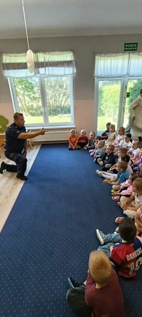 Policjanci z Czerska uczą najmłodszych bezpieczeństwa na drodze