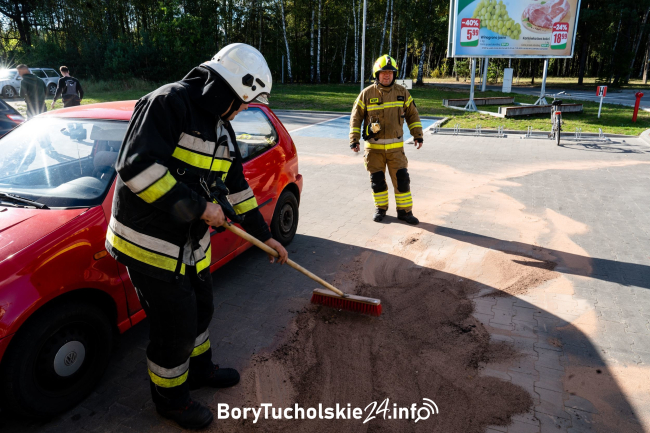 Z osobówki wyciekł cały olej (FOTO)