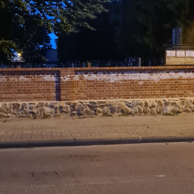 Fuszerka podczas budowy cmentarnego muru w Czersku. Do burmistrz i radnych trafił list od mieszkańców (FOTO)