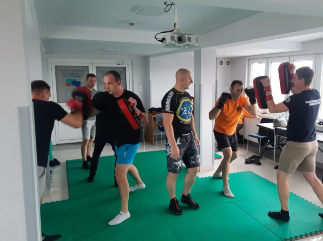 Policjanci uczyli ratowników medycznych samoobrony (FOTO)