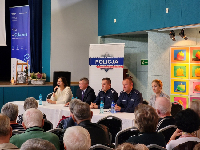 Bezpieczeństwo w sieci w centrum uwagi. Policjanci z Tucholi spotkali się z mieszkańcami gminy Cekcyn