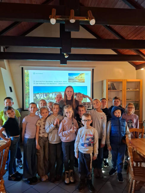 Uczniowie z SP nr 2 w Czersku na zajęciach edukacyjnych w Nadleśnictwie Czersk (FOTO)