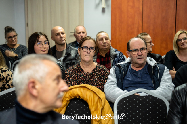 Co dalej z farmą fotowoltaiczną w Słupach? Swoje plany mieszkańcom przedstawiali inwestorzy (FOTO, WIDEO)