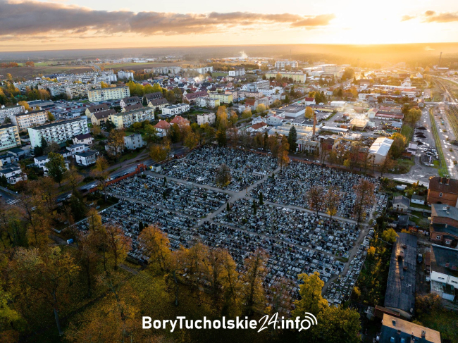 Jesienny wschód słońca nad cmentarzem w Tucholi