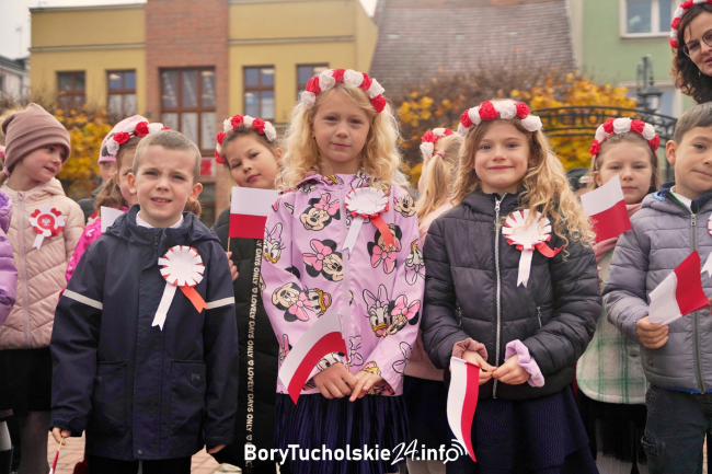 ZSLiA oraz SP nr 1 w Tucholi wspólnie odśpiewały "Mazurka Dąbrowskiego" (FOTO, WIDEO)