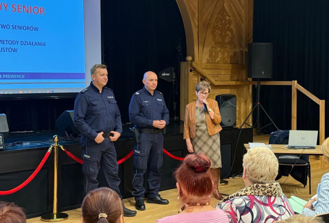 Policjanci spotkali się z seniorami UTW w Czersku (FOTO)