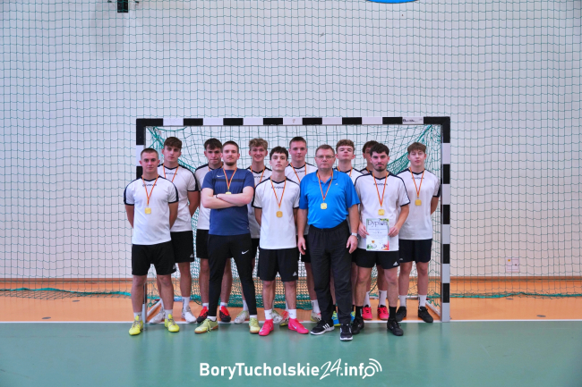 ZSLiT mistrzem powiatu tucholskiego w piłce halowej (FOTO, WIDEO)