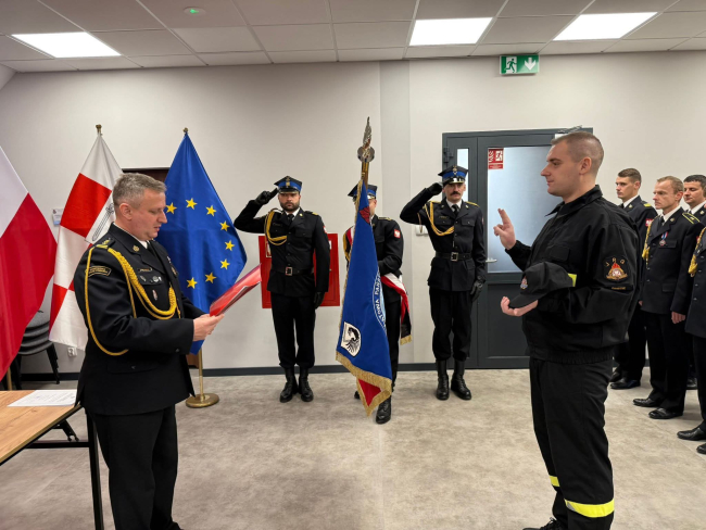 Awans druha z OSP w Iwcu do Państwowej Straży Pożarnej w Świeciu