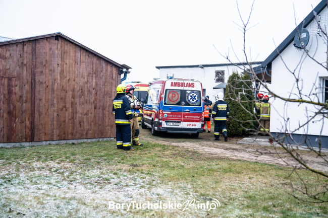 Pożar w domu jednorodzinnym. Trzy osoby poszkodowane. 69-latek walczy o życie Fot. BoryTucholskie24.info