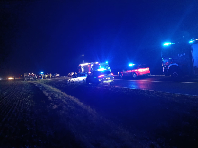 AKTUALIZACJA. 68-letni mieszkaniec Tucholi wśród poszkodowanych. Poważna kolizja na trasie Tuchola-Chojnice 