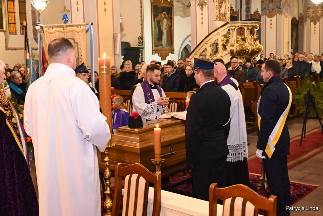 Do czerskiego kościoła wprowadzono eskortę z trumną z ciałem ks. Straszewskiego (FOTO)