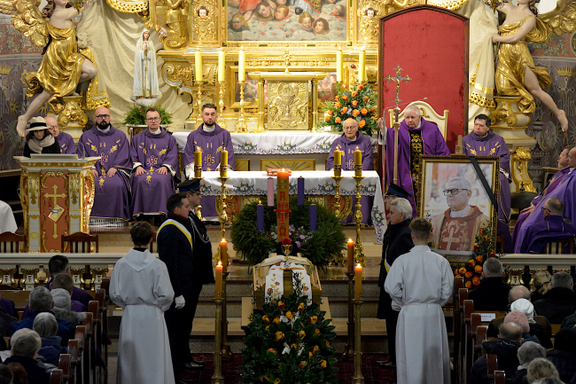 Uroczyste pożegnanie ks. Zbigniewa Straszewskiego. Dziś o 11:00 odbędzie się pogrzeb (FOTO)