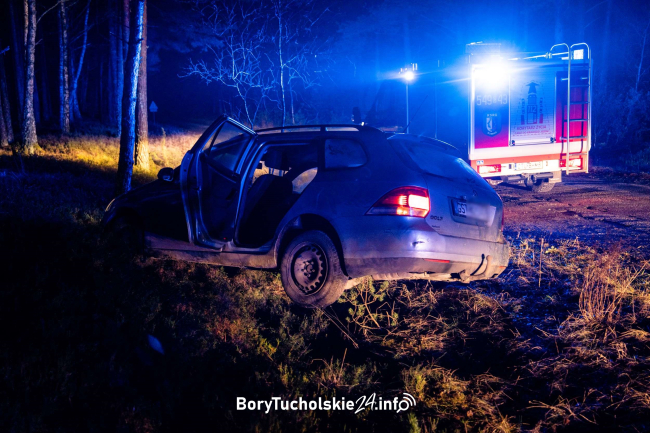 Zdarzenie na drodze do Brzeźna. Samochód wjechał do rowu. Kierowca się oddalił (FOTO, WIDEO)