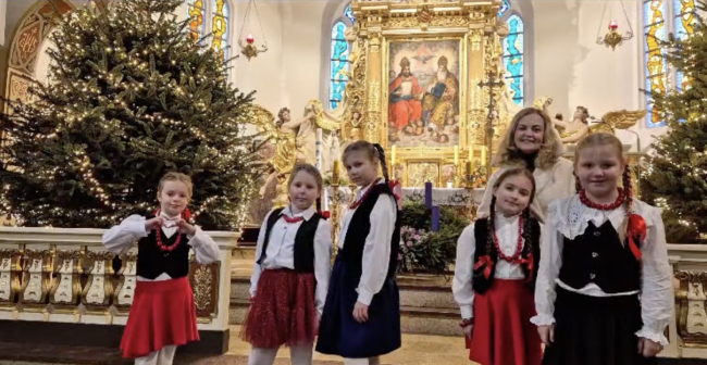 „Jedyneczki” z Czerska prezentują pastorałkę „Od serca do ucha” (WIDEO)