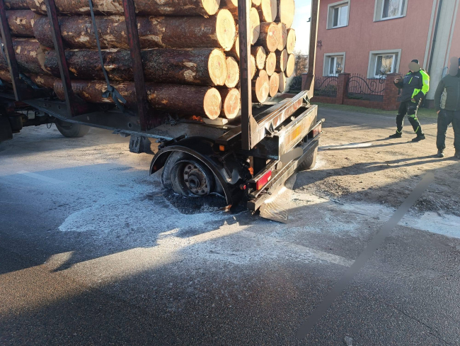 Nietypowa interwencja straży. Pożar koła ciężarówki