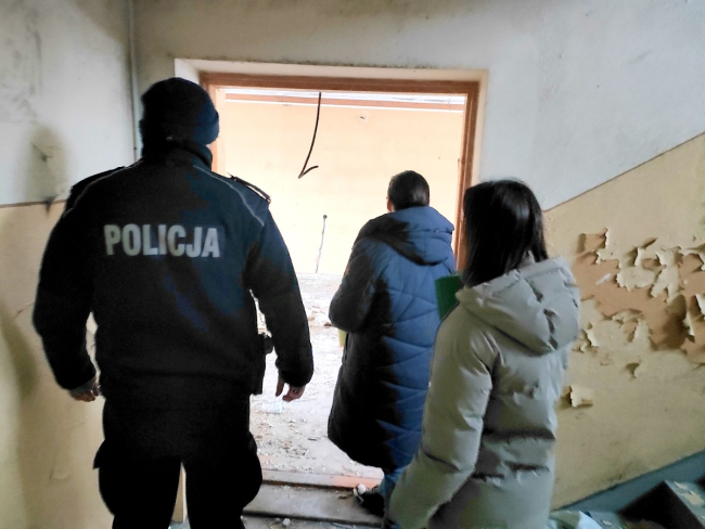 Policja i pracownicy OPS w Tucholi monitorują miejsca, w których przebywają osoby bezdomne