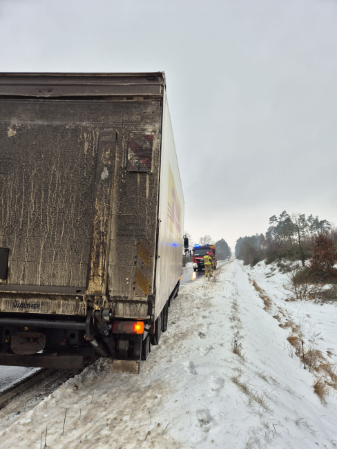 Trudna sytuacja na drogach. Cześć autobusów odwołana. Tir utknął na drodze wojewódzkiej 
