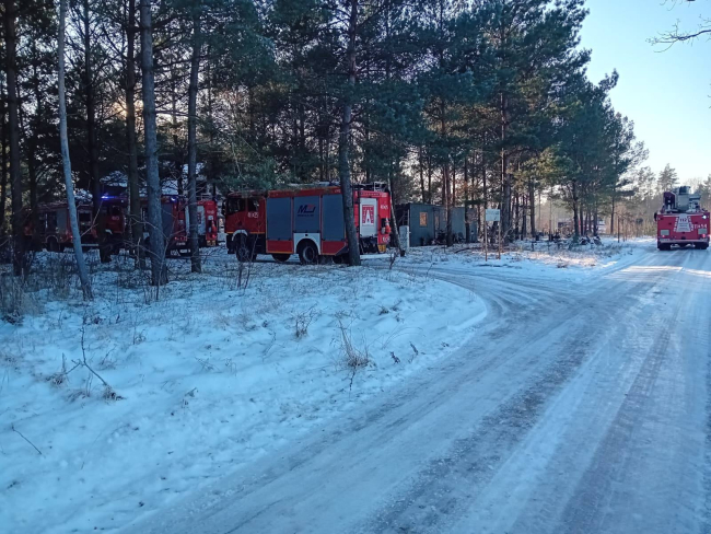 Pożar domku letniskowego. Matka z ośmiomiesięcznym dzieckiem ewakuowała się na zewnątrz (FOTO)
