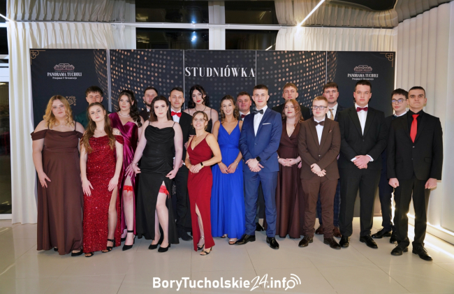 Studniówka ZSLiT w Tucholi (ZDJĘCIA GRUPOWE, ŚCIANKA)