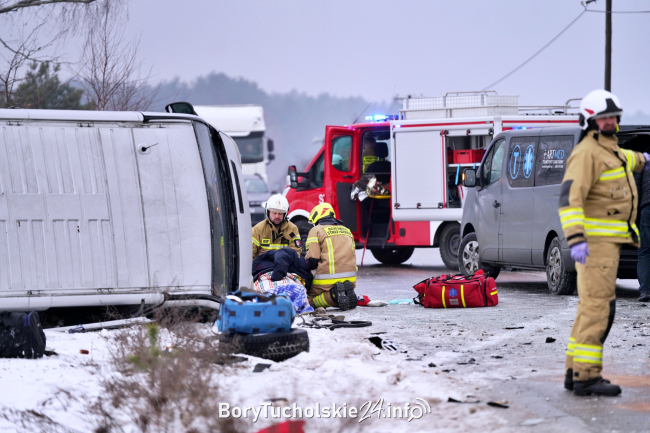 Poważny wypadek na ulicy Czerskiej w Śliwicach. Dużo poszkodowanych. W tym dzieci (FOTO, WIDEO)