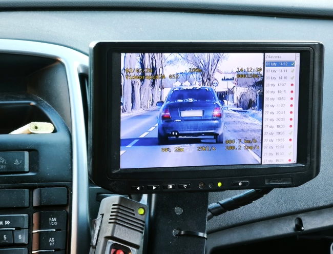 Radiowóz z wideorejestratorem na drogach w powiecie tucholskim 