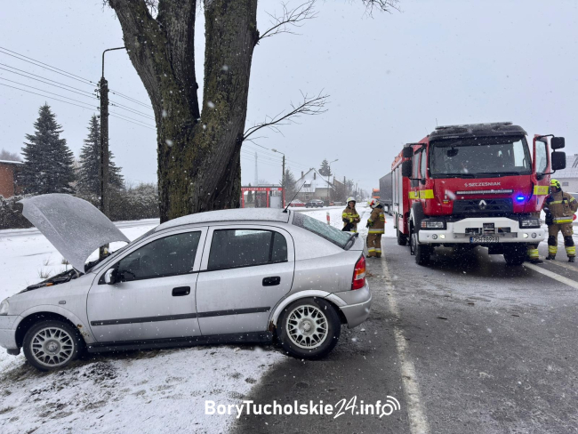 Osobówka uderzyła w drzewo. W środku jechało dwoje dorosłych i małe dzieci (FOTO)