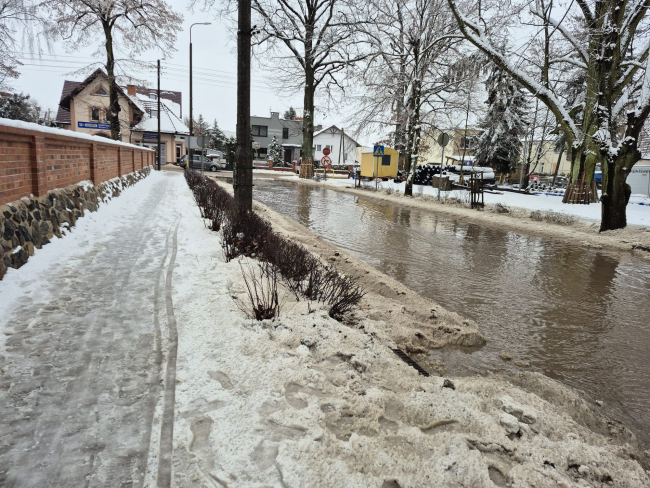 Ulica Zielińskiego pod wodą. Zalana jest na całej szerokości (FOTO)