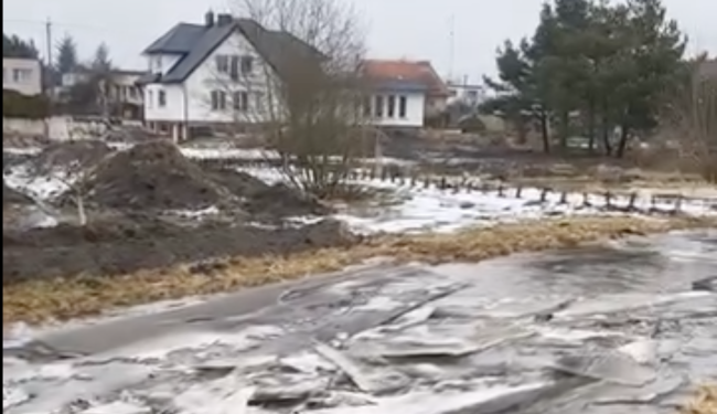 Zator lodowy na strudze Kicz w Tucholi. Trwa monitoring sytuacji (WIDEO)