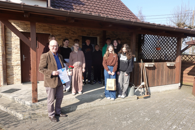 Uczniowie z Lińska z wizytą u sołtysa z okazji jego święta (FOTO)