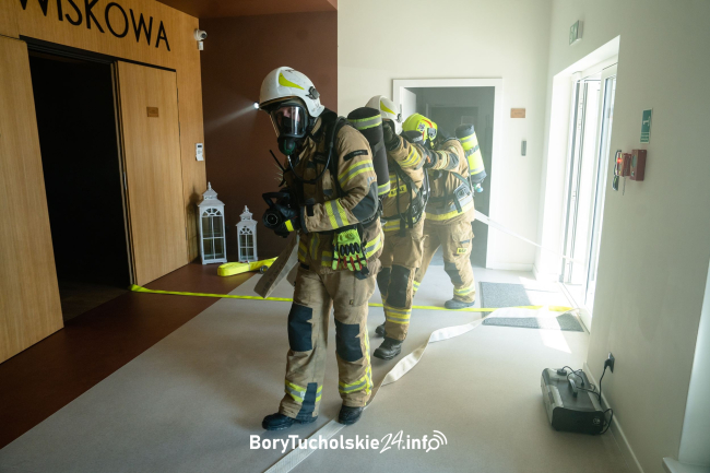 Ewakuacja domu kultury. Ćwiczenia strażackie w Czersku (FOTO, WIDEO)