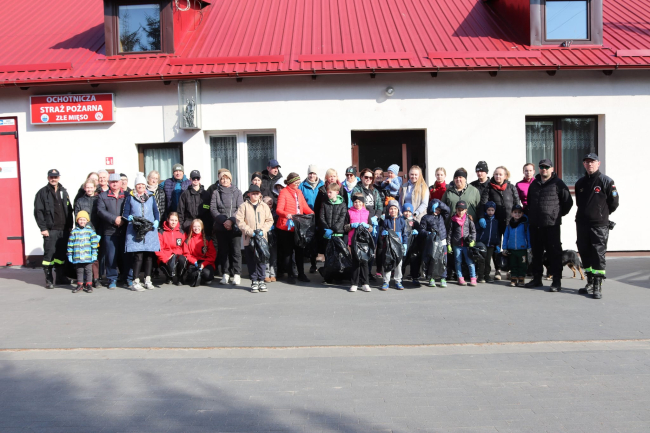 Wspólne sprzątanie sołectwa Lipki z udziałem mieszkańców (FOTO)