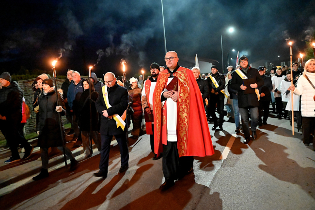 Tłum wiernych przeszedł ulicami Czerska (FOTO)