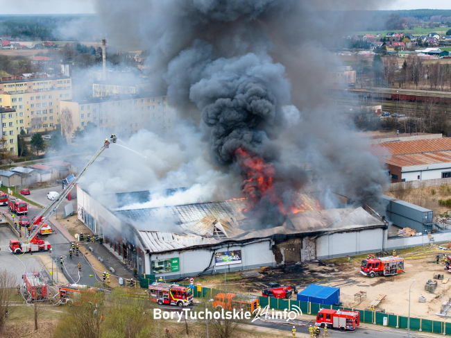 Ogromny pożar budynku usługowego w Czersku (FOTO, WIDEO)