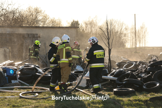 Pożar w Nowych Prusach. Strażacy chronili budynek mieszkalny (FOTO, WIDEO)