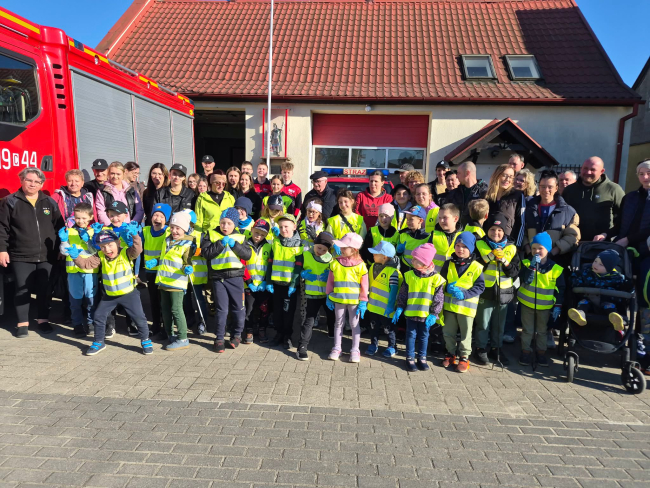 Strażacy z Raciąża i ich rodziny posprzątali swoją miejscowość (FOTO)