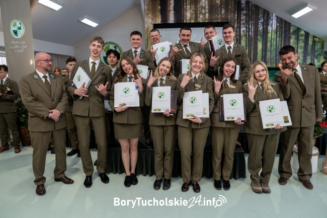 Absolwenci z Technikum Leśnego Tucholi zakończyli naukę. Wzruszające momenty (FOTO, WIDEO)