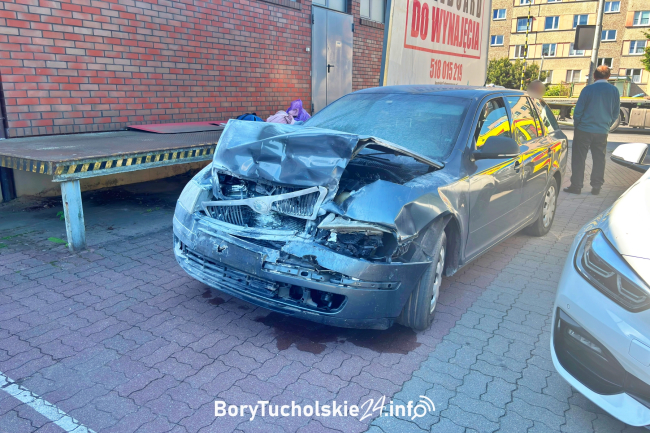 Kolizja dwóch samochodów na ul. Warszawskiej w Tucholi. Jedno z aut zaczęło się palić